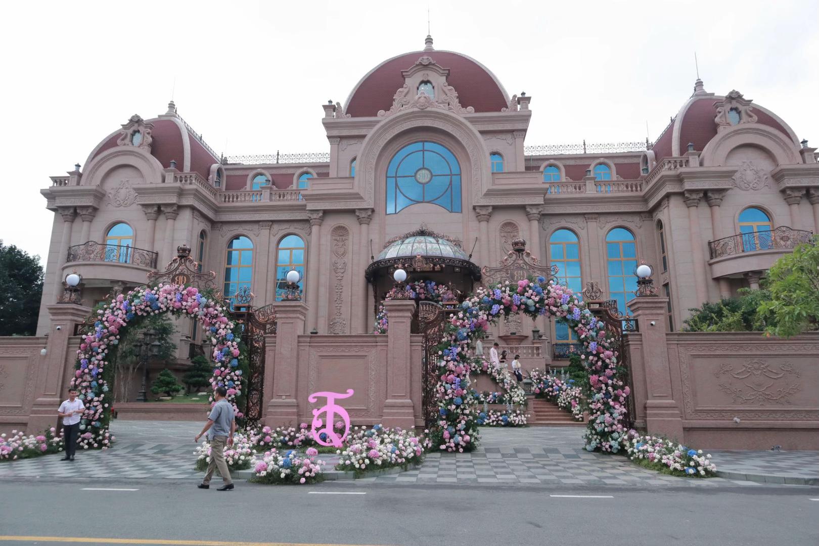 Đám cưới hé lộ dinh thự "khủng" nhất Phan Thiết - cô dâu là ái nữ tập đoàn nghìn tỷ kín tiếng nhất Việt Nam - Ảnh 1. Đám cưới hé lộ dinh thự "khủng" nhất Phan Thiết - cô dâu là ái nữ tập đoàn nghìn tỷ kín tiếng nhất Việt Nam - Ảnh 1.