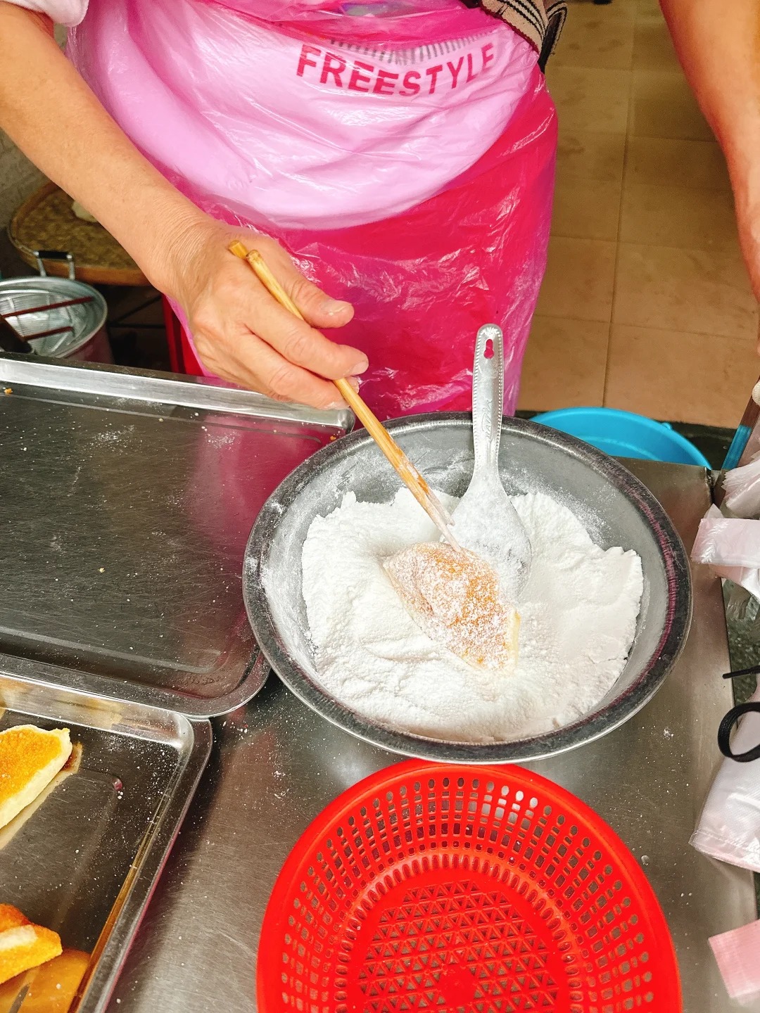 Chỉ 5.000 đồng/cái, món bánh "đế giày" giòn rụm, ngỡ ngàng khi biết nguyên liệu lại quen thuộc đến thế này! - Ảnh 3. Chỉ 5.000 đồng/cái, món bánh "đế giày" giòn rụm, ngỡ ngàng khi biết nguyên liệu lại quen thuộc đến thế này! - Ảnh 3.