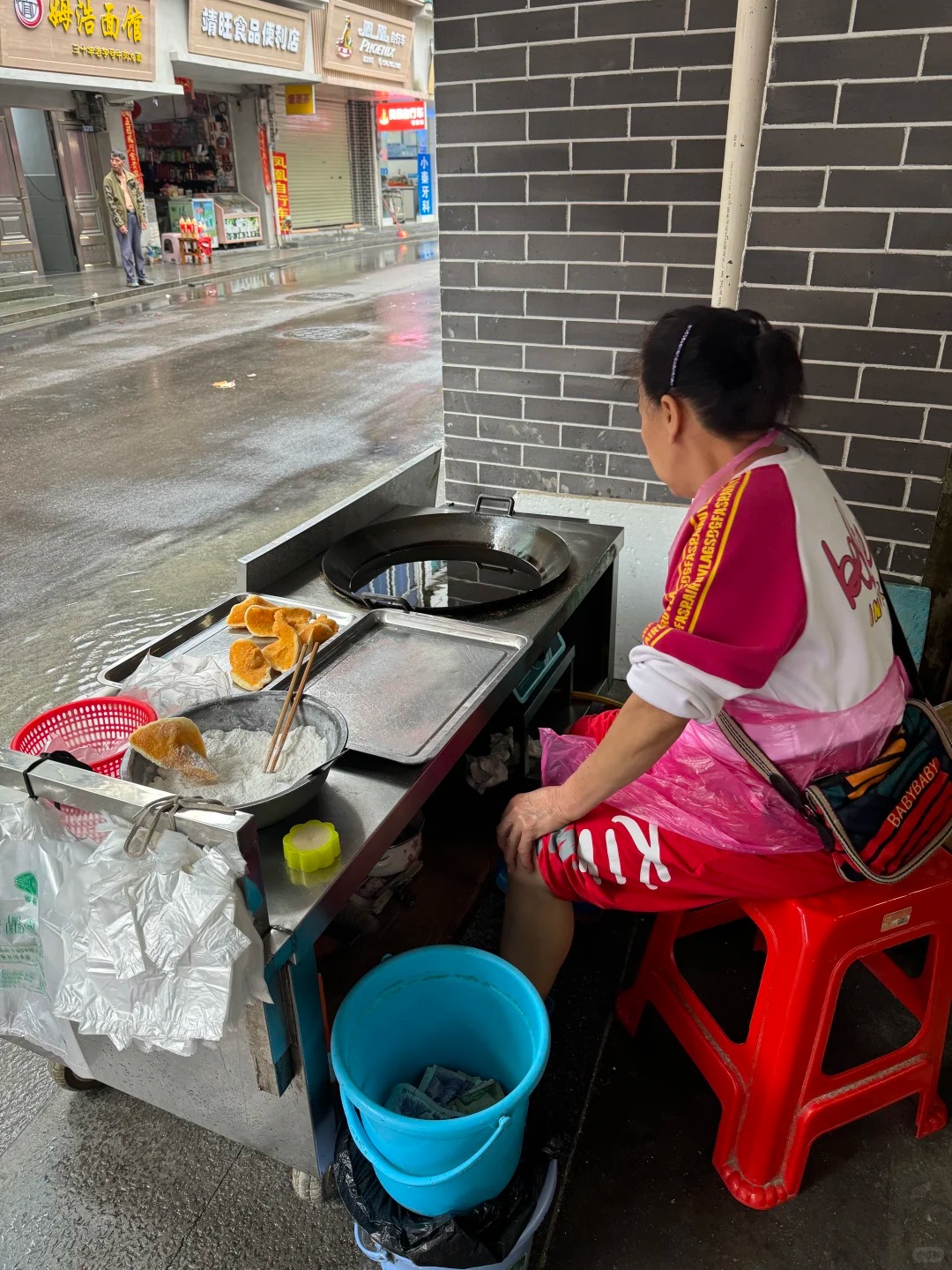 Chỉ 5.000 đồng/cái, món bánh "đế giày" giòn rụm, ngỡ ngàng khi biết nguyên liệu lại quen thuộc đến thế này! - Ảnh 2. Chỉ 5.000 đồng/cái, món bánh "đế giày" giòn rụm, ngỡ ngàng khi biết nguyên liệu lại quen thuộc đến thế này! - Ảnh 2.