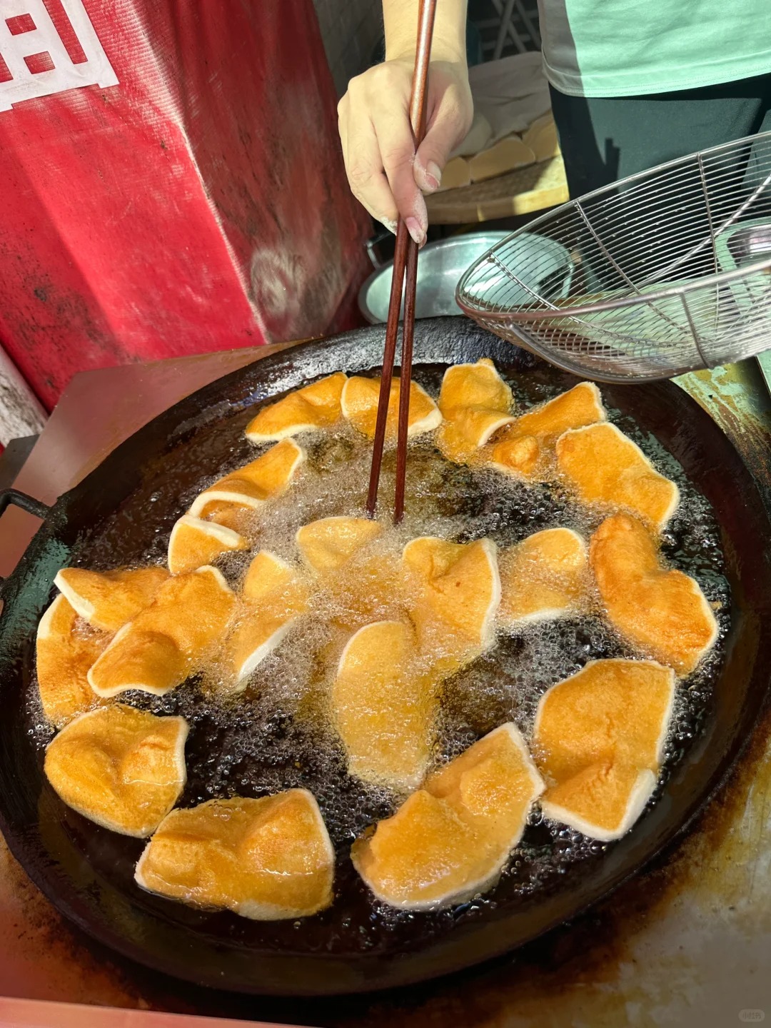 Chỉ 5.000 đồng/cái, món bánh "đế giày" giòn rụm, ngỡ ngàng khi biết nguyên liệu lại quen thuộc đến thế này! - Ảnh 5. Chỉ 5.000 đồng/cái, món bánh "đế giày" giòn rụm, ngỡ ngàng khi biết nguyên liệu lại quen thuộc đến thế này! - Ảnh 5.