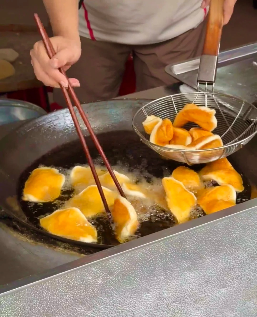 Chỉ 5.000 đồng/cái, món bánh "đế giày" giòn rụm, ngỡ ngàng khi biết nguyên liệu lại quen thuộc đến thế này! - Ảnh 8. Chỉ 5.000 đồng/cái, món bánh "đế giày" giòn rụm, ngỡ ngàng khi biết nguyên liệu lại quen thuộc đến thế này! - Ảnh 8.