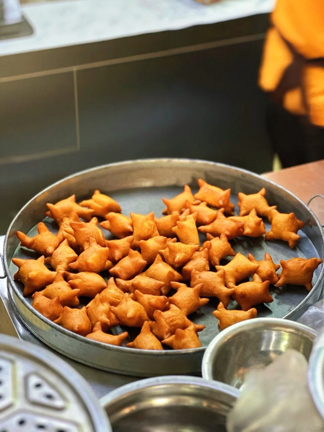 Chỉ 5.000 đồng/cái, món bánh "đế giày" giòn rụm, ngỡ ngàng khi biết nguyên liệu lại quen thuộc đến thế này! - Ảnh 15. Chỉ 5.000 đồng/cái, món bánh "đế giày" giòn rụm, ngỡ ngàng khi biết nguyên liệu lại quen thuộc đến thế này! - Ảnh 15.