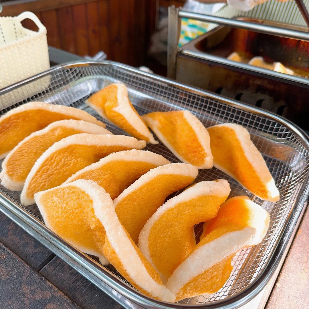 Chỉ 5.000 đồng/cái, món bánh "đế giày" giòn rụm, ngỡ ngàng khi biết nguyên liệu lại quen thuộc đến thế này! - Ảnh 11. Chỉ 5.000 đồng/cái, món bánh "đế giày" giòn rụm, ngỡ ngàng khi biết nguyên liệu lại quen thuộc đến thế này! - Ảnh 11.