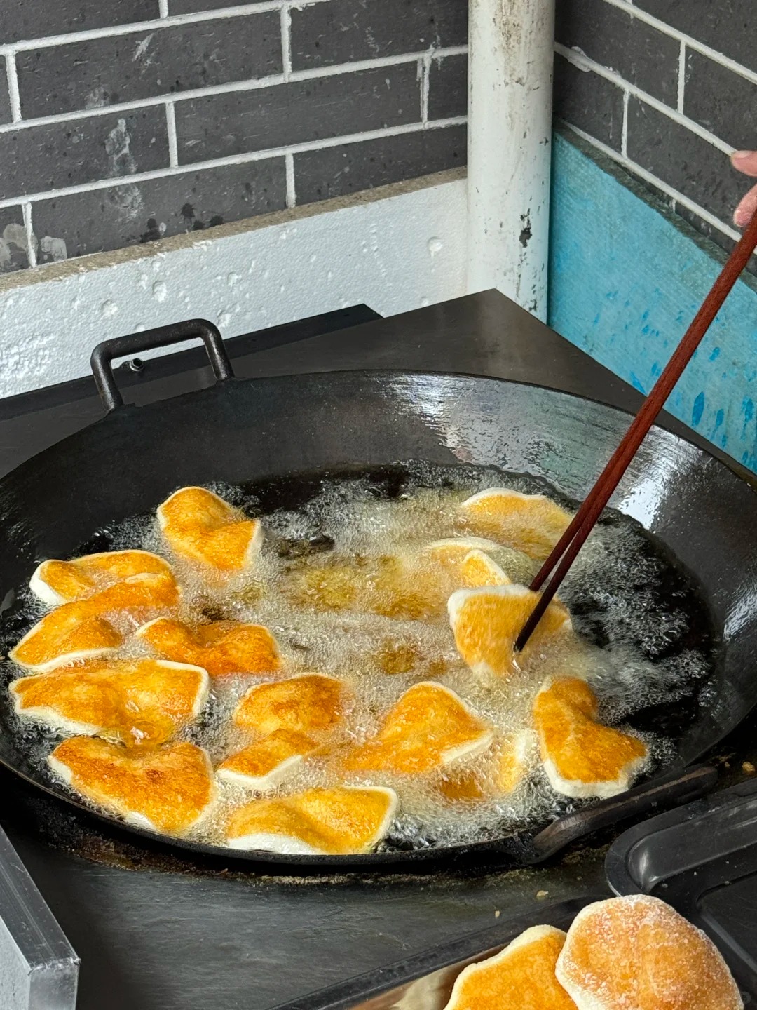 Chỉ 5.000 đồng/cái, món bánh "đế giày" giòn rụm, ngỡ ngàng khi biết nguyên liệu lại quen thuộc đến thế này! - Ảnh 6. Chỉ 5.000 đồng/cái, món bánh "đế giày" giòn rụm, ngỡ ngàng khi biết nguyên liệu lại quen thuộc đến thế này! - Ảnh 6.