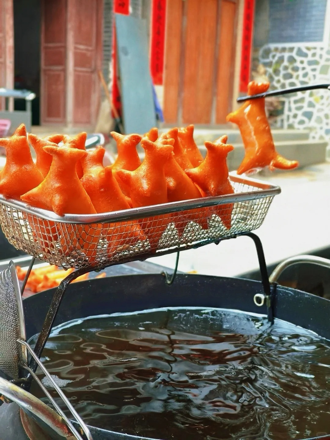 Chỉ 5.000 đồng/cái, món bánh "đế giày" giòn rụm, ngỡ ngàng khi biết nguyên liệu lại quen thuộc đến thế này! - Ảnh 14. Chỉ 5.000 đồng/cái, món bánh "đế giày" giòn rụm, ngỡ ngàng khi biết nguyên liệu lại quen thuộc đến thế này! - Ảnh 14.