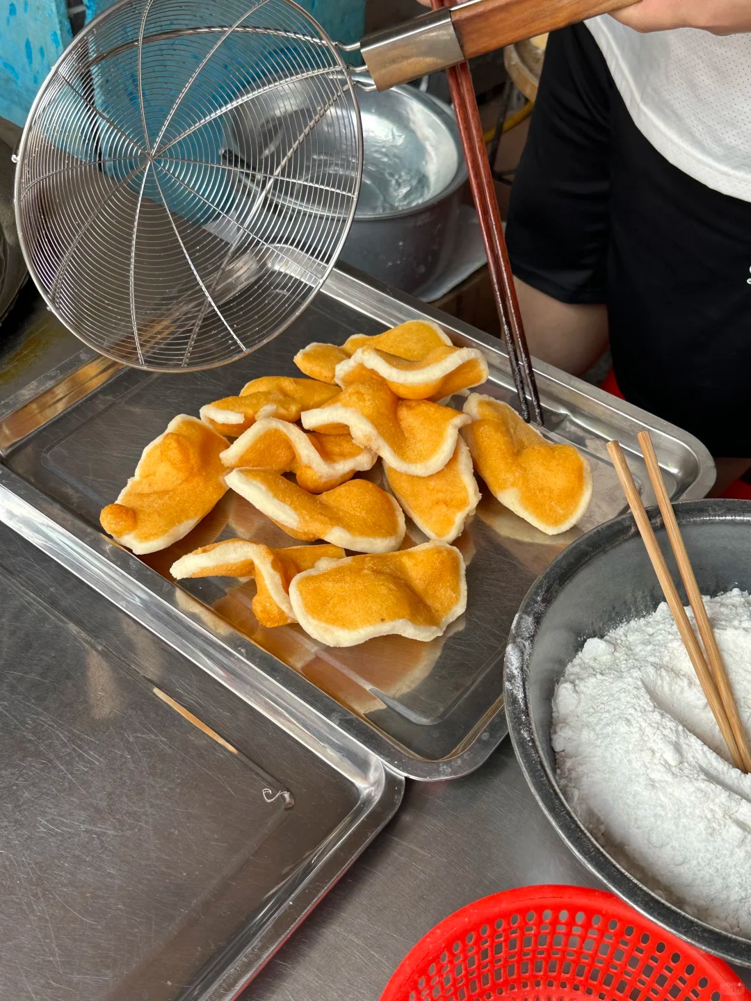 Chỉ 5.000 đồng/cái, món bánh "đế giày" giòn rụm, ngỡ ngàng khi biết nguyên liệu lại quen thuộc đến thế này! - Ảnh 10. Chỉ 5.000 đồng/cái, món bánh "đế giày" giòn rụm, ngỡ ngàng khi biết nguyên liệu lại quen thuộc đến thế này! - Ảnh 10.