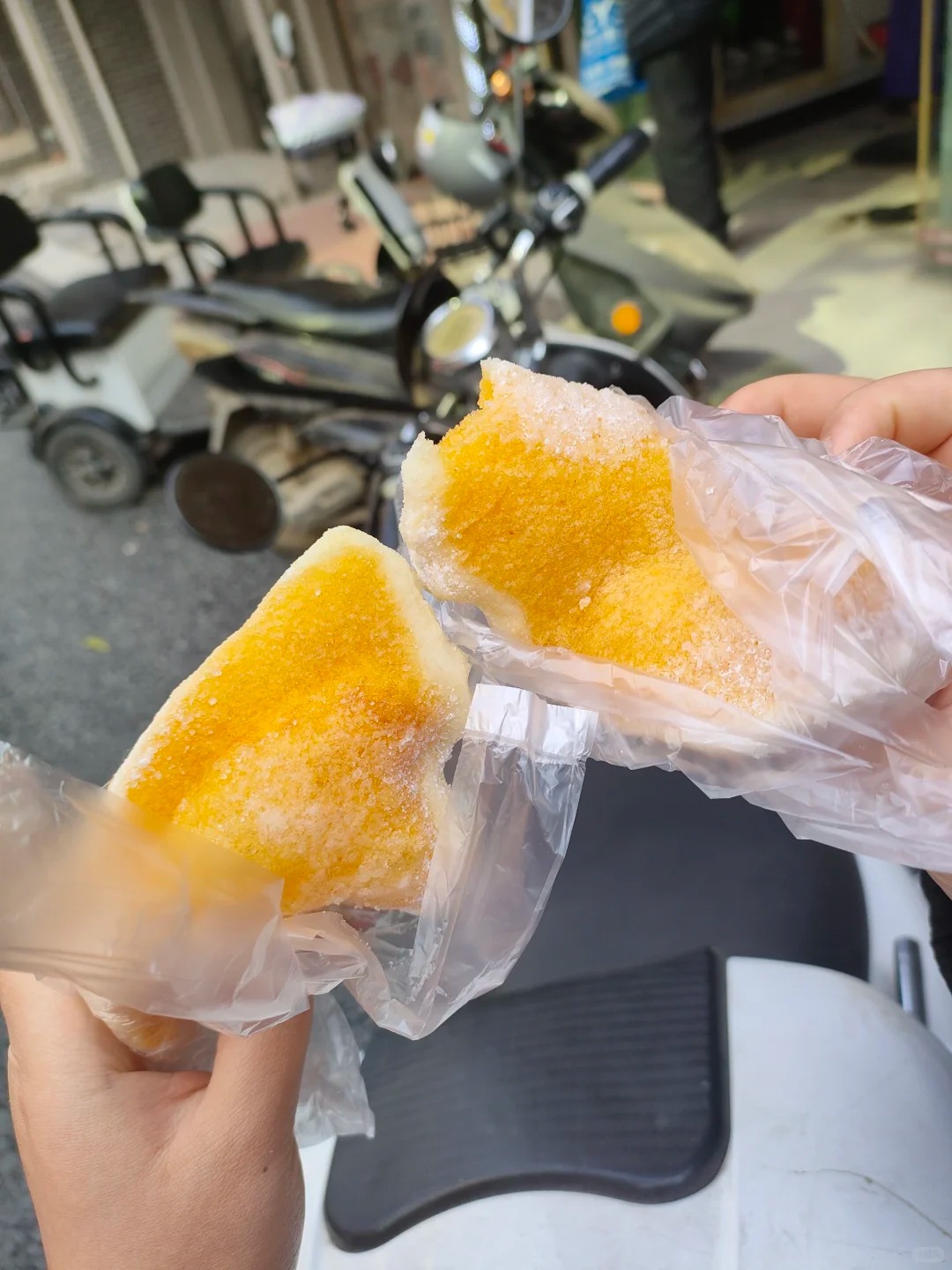 Chỉ 5.000 đồng/cái, món bánh "đế giày" giòn rụm, ngỡ ngàng khi biết nguyên liệu lại quen thuộc đến thế này! - Ảnh 12. Chỉ 5.000 đồng/cái, món bánh "đế giày" giòn rụm, ngỡ ngàng khi biết nguyên liệu lại quen thuộc đến thế này! - Ảnh 12.