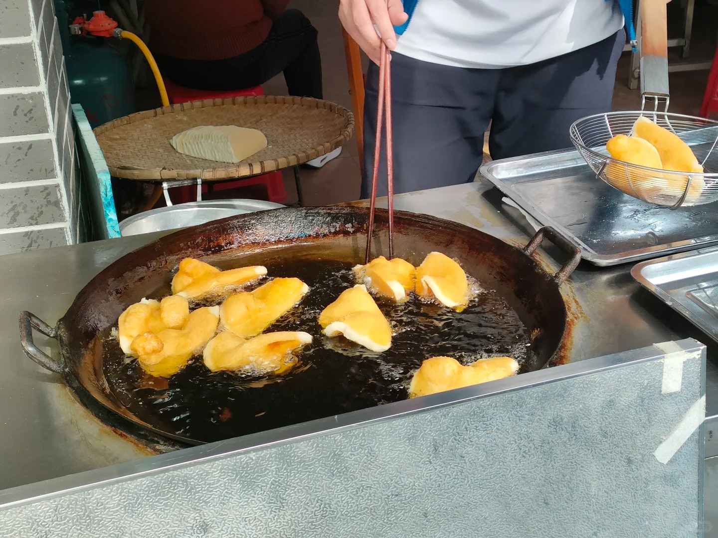 Chỉ 5.000 đồng/cái, món bánh "đế giày" giòn rụm, ngỡ ngàng khi biết nguyên liệu lại quen thuộc đến thế này! - Ảnh 13. Chỉ 5.000 đồng/cái, món bánh "đế giày" giòn rụm, ngỡ ngàng khi biết nguyên liệu lại quen thuộc đến thế này! - Ảnh 13.