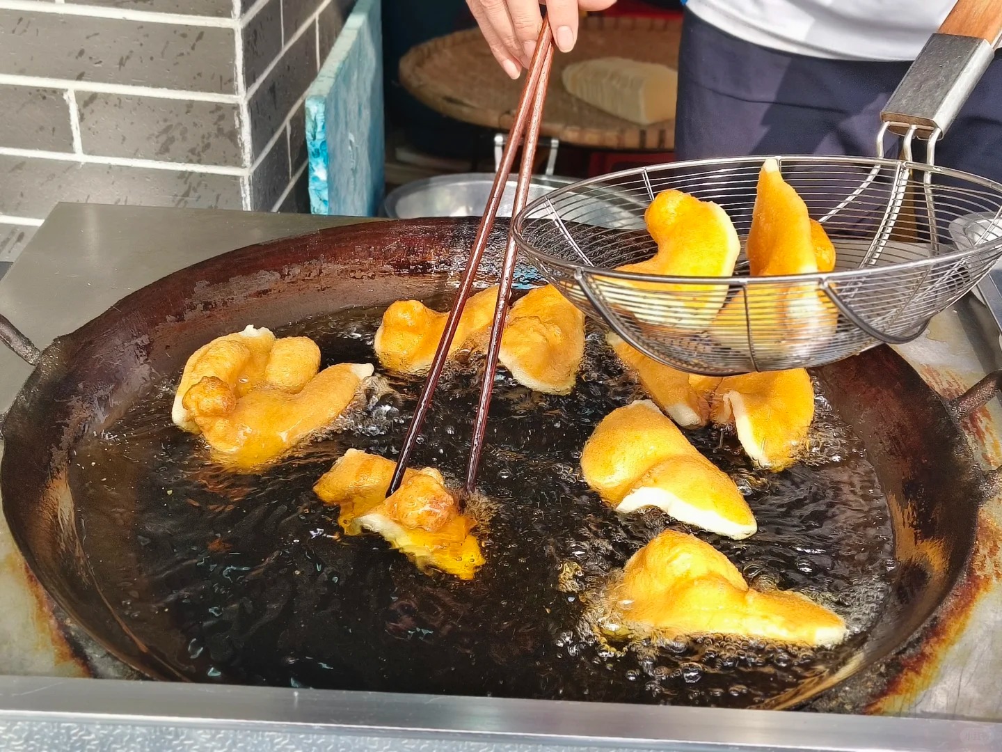 Chỉ 5.000 đồng/cái, món bánh "đế giày" giòn rụm, ngỡ ngàng khi biết nguyên liệu lại quen thuộc đến thế này! - Ảnh 1. Chỉ 5.000 đồng/cái, món bánh "đế giày" giòn rụm, ngỡ ngàng khi biết nguyên liệu lại quen thuộc đến thế này! - Ảnh 1.