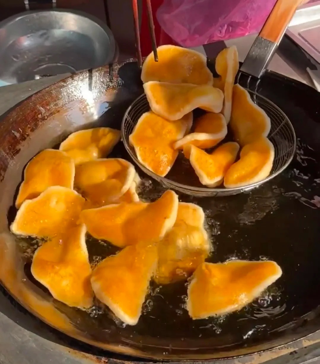 Chỉ 5.000 đồng/cái, món bánh "đế giày" giòn rụm, ngỡ ngàng khi biết nguyên liệu lại quen thuộc đến thế này! - Ảnh 9. Chỉ 5.000 đồng/cái, món bánh "đế giày" giòn rụm, ngỡ ngàng khi biết nguyên liệu lại quen thuộc đến thế này! - Ảnh 9.