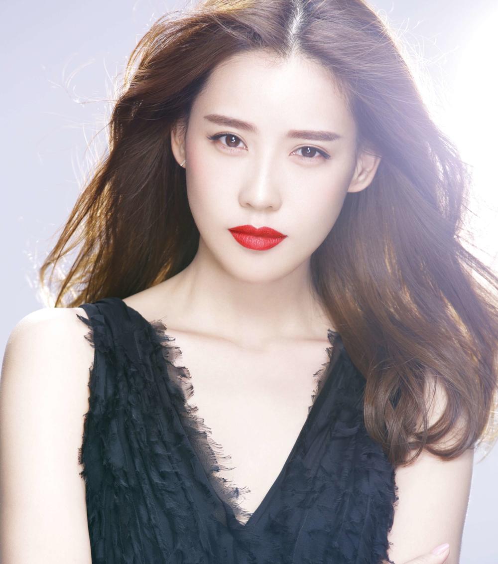 Một sao nữ được bạn trai thiếu gia đập tiền 3.400 tỷ nâng đỡ, đến Dương Mịch cũng bị bắt phải "làm nền" - Ảnh 6.