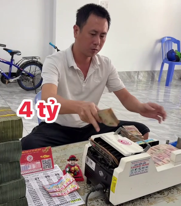Xổ số miền Nam: Clip đại lý đếm tiền tỉ đổi thưởng khiến mạng xã hội bùng nổ - Ảnh 1. Xổ số miền Nam: Clip đại lý đếm tiền tỉ đổi thưởng khiến mạng xã hội bùng nổ - Ảnh 1.