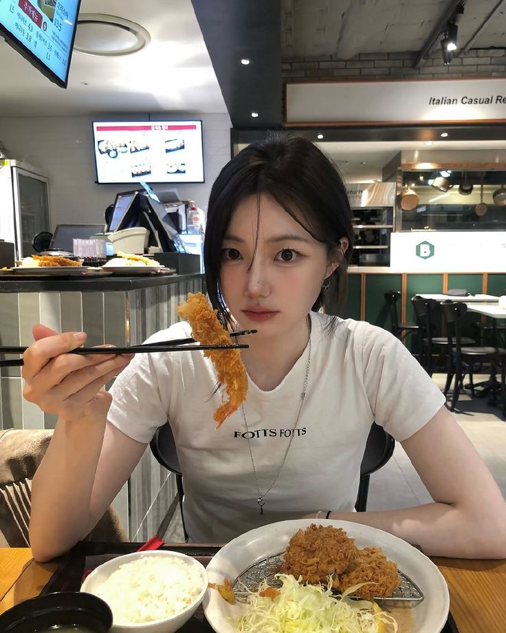 Ăn mấy món quen này, da già đi nhanh hơn bạn nghĩ- Ảnh 2.