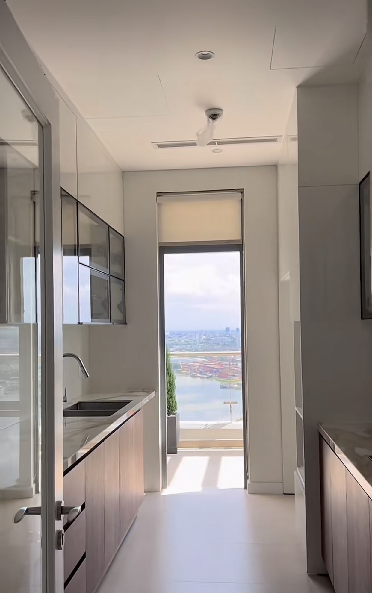 Mỹ nhân Việt có "style ăn cưới" đẹp rung chuyển thị giác, sống đời nữ hoàng trong penthouse triệu đô - Ảnh 9. Mỹ nhân Việt có "style ăn cưới" đẹp rung chuyển thị giác, sống đời nữ hoàng trong penthouse triệu đô - Ảnh 9.
