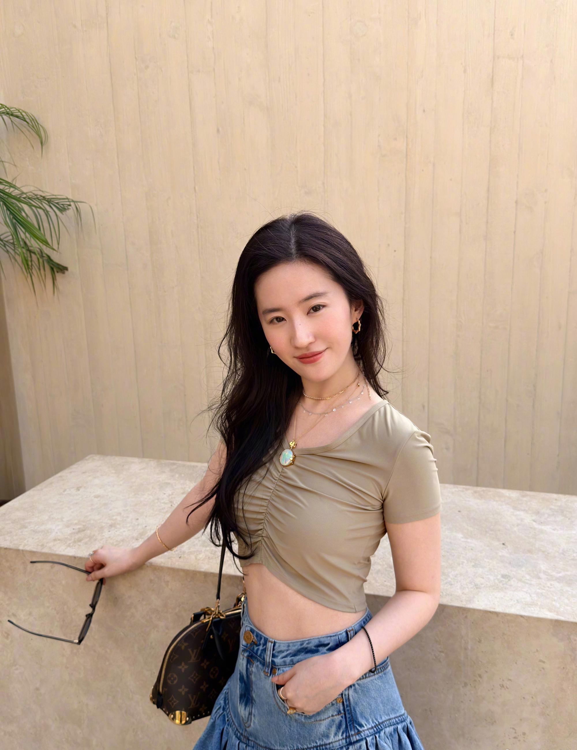 Thân hình "giả dối" của Lưu Diệc Phi - Ảnh 1.