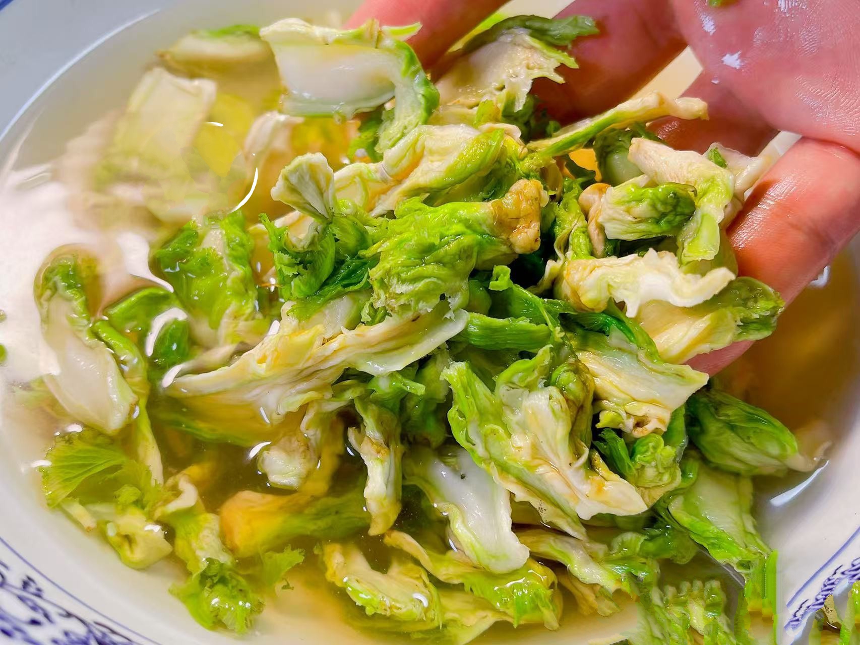 Loại rau "vua giải nhiệt" mùa đông: Mua về phơi khô, Tết lôi ra xào tóp mỡ thì thịt cá cũng "ra rìa" - Ảnh 7. Loại rau "vua giải nhiệt" mùa đông: Mua về phơi khô, Tết lôi ra xào tóp mỡ thì thịt cá cũng "ra rìa" - Ảnh 7.