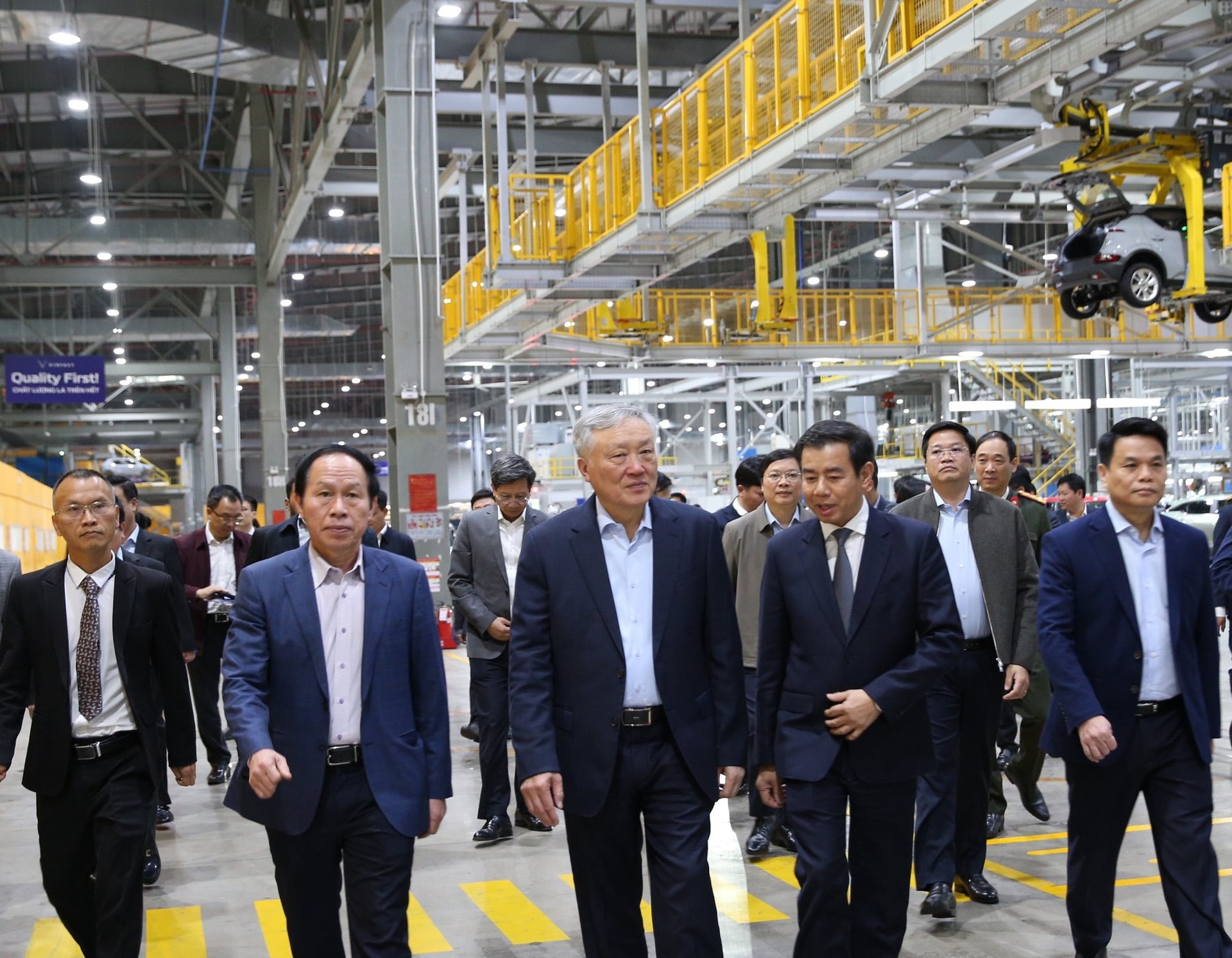 Thăm nhà máy VinFast, Phó Thủ tướng chỉ ra hướng đi đúng của Tập đoàn tỷ phú Phạm Nhật Vượng- Ảnh 1.