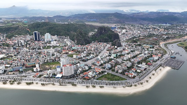 Tiếp giáp khu đô thị hơn 8.000 tỷ của FLC, Quảng Ninh sắp đấu giá khu đất "vàng" với giá khởi điểm hơn 950 tỷ đồng- Ảnh 1. Tiếp giáp khu đô thị hơn 8.000 tỷ của FLC, Quảng Ninh sắp đấu giá khu đất "vàng" với giá khởi điểm hơn 950 tỷ đồng- Ảnh 1.