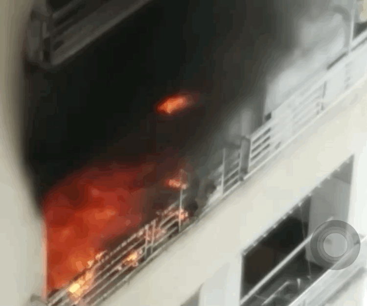 Căn hộ chung cư Đại Thanh bốc cháy dữ dội , điều tra nguyên nhân - Ảnh 1.