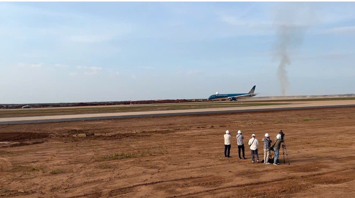 CLIP: Cận cảnh máy bay Boeing 787 vừa đáp xuống sân bay Long Thành - Ảnh 1.