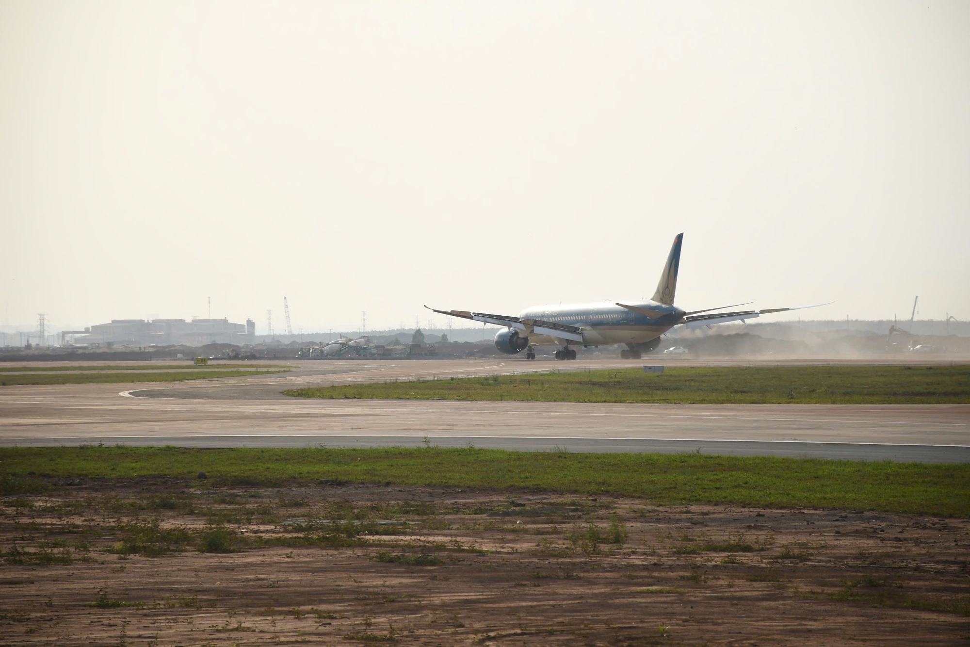 CLIP: Cận cảnh máy bay Boeing 787 vừa đáp xuống sân bay Long Thành - Ảnh 2.