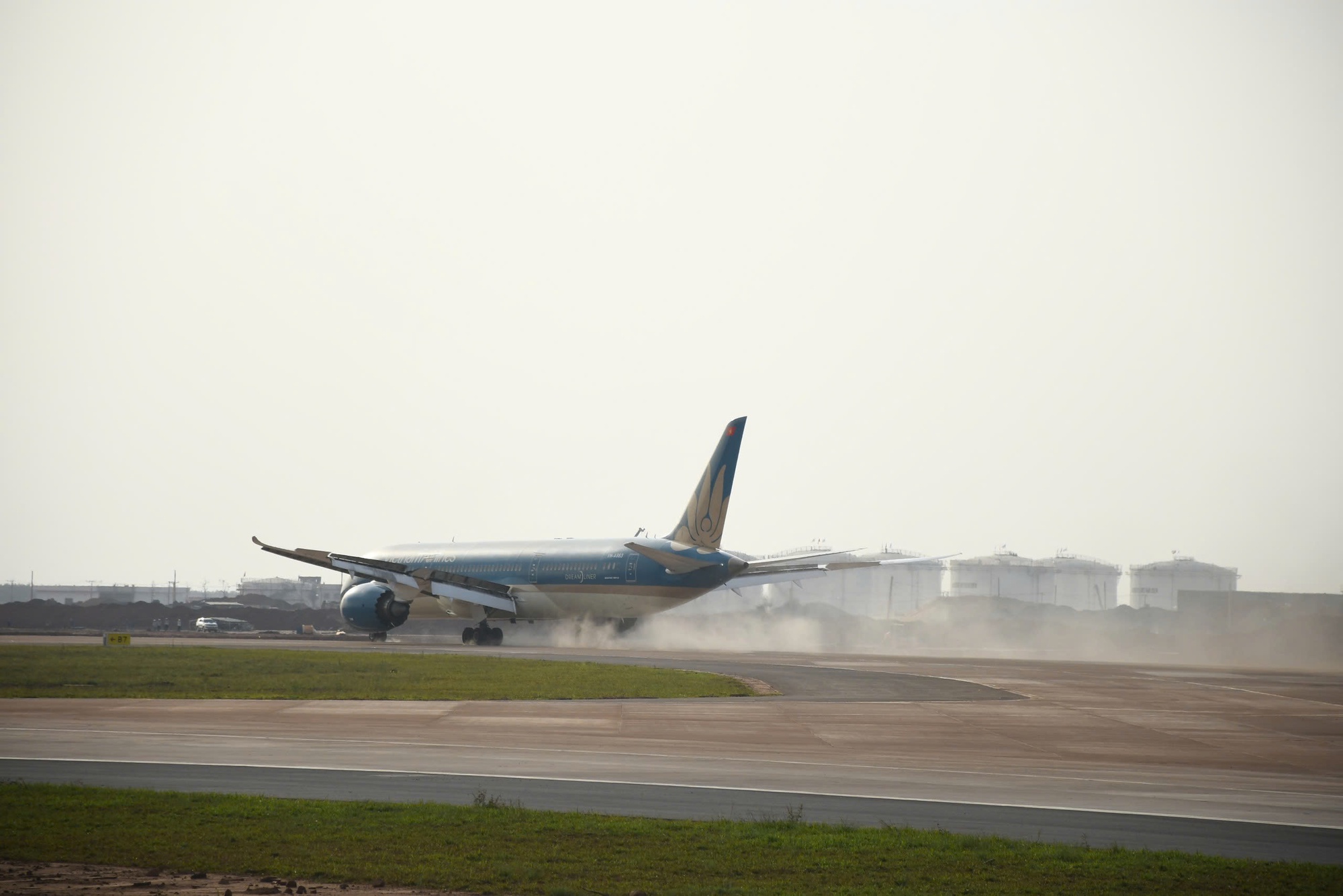 CLIP: Cận cảnh máy bay Boeing 787 vừa đáp xuống sân bay Long Thành - Ảnh 3.