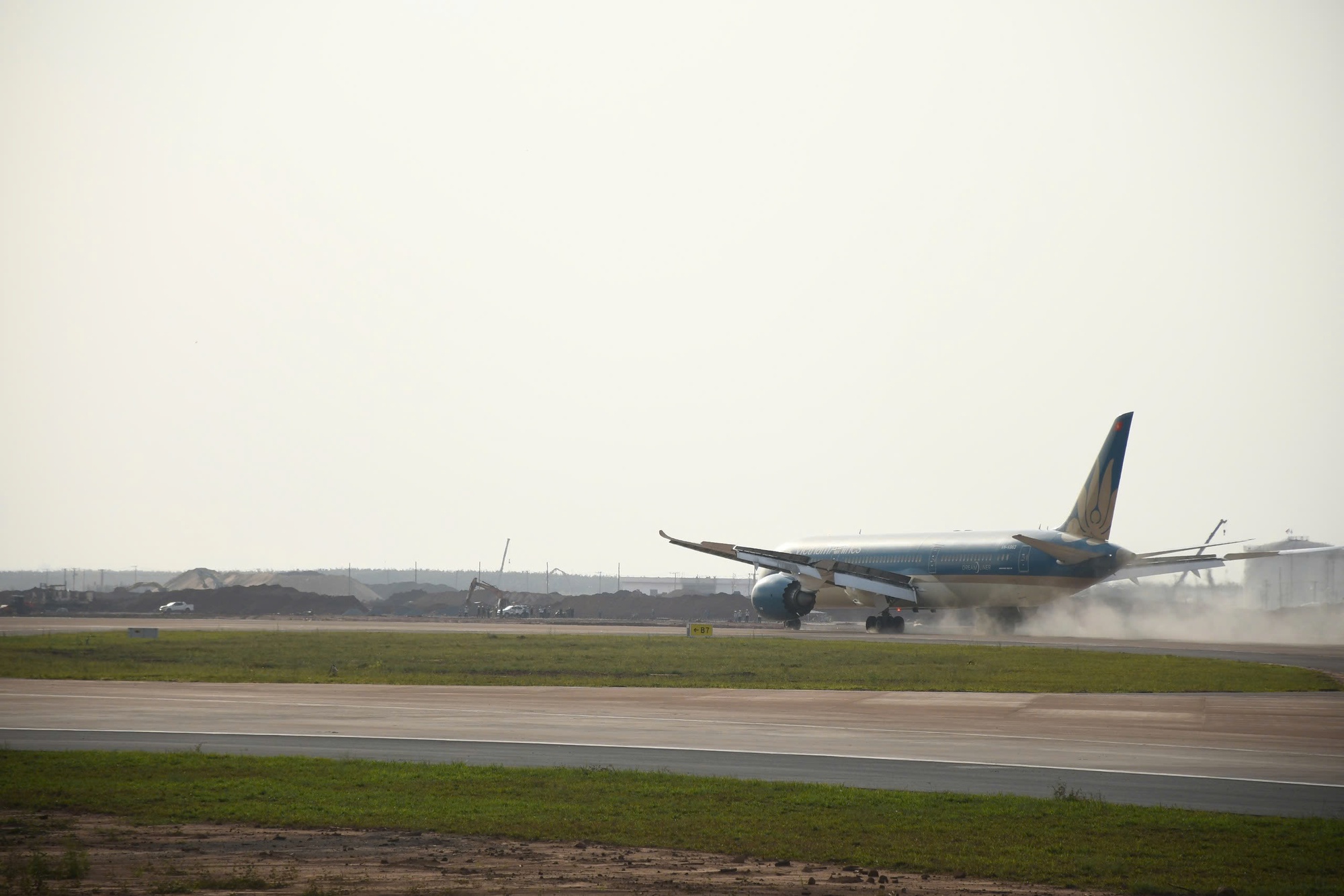 CLIP: Cận cảnh máy bay Boeing 787 vừa đáp xuống sân bay Long Thành - Ảnh 4.