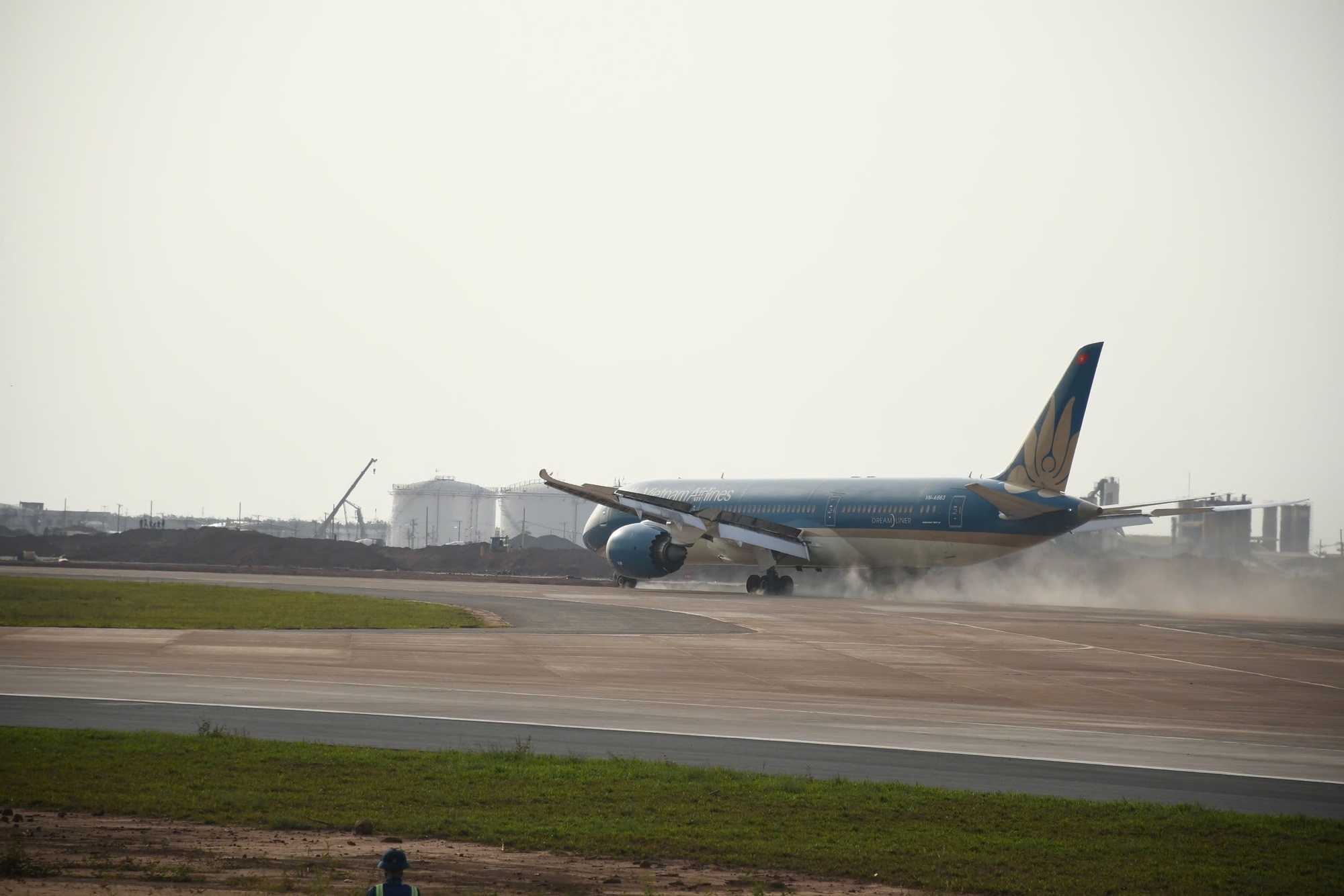 CLIP: Cận cảnh máy bay Boeing 787 vừa đáp xuống sân bay Long Thành - Ảnh 5.