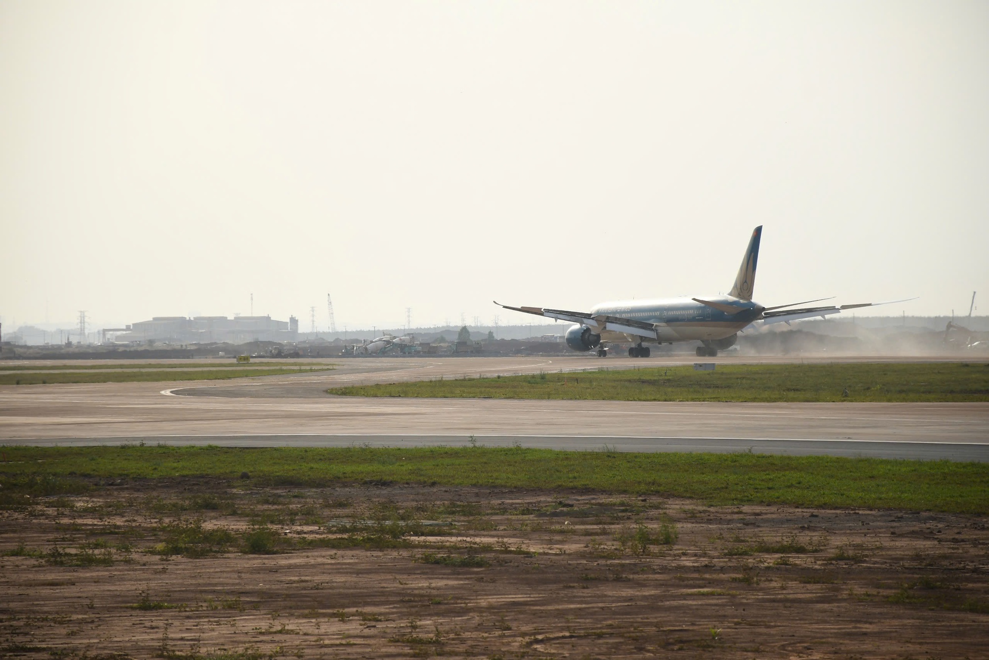 CLIP: Cận cảnh máy bay Boeing 787 vừa đáp xuống sân bay Long Thành - Ảnh 6.