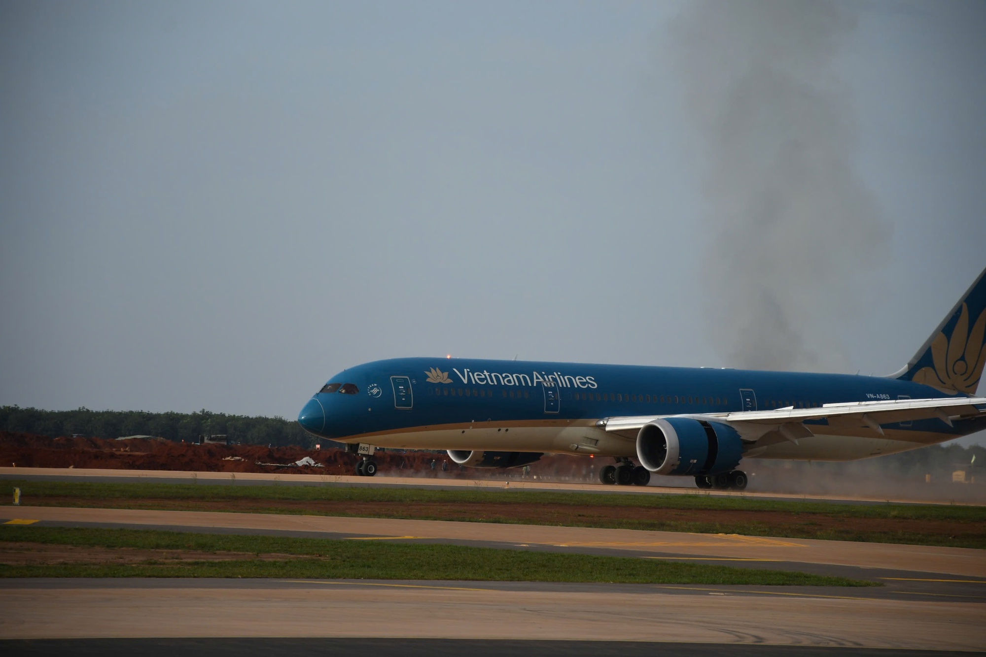 CLIP: Cận cảnh máy bay Boeing 787 vừa đáp xuống sân bay Long Thành - Ảnh 7.