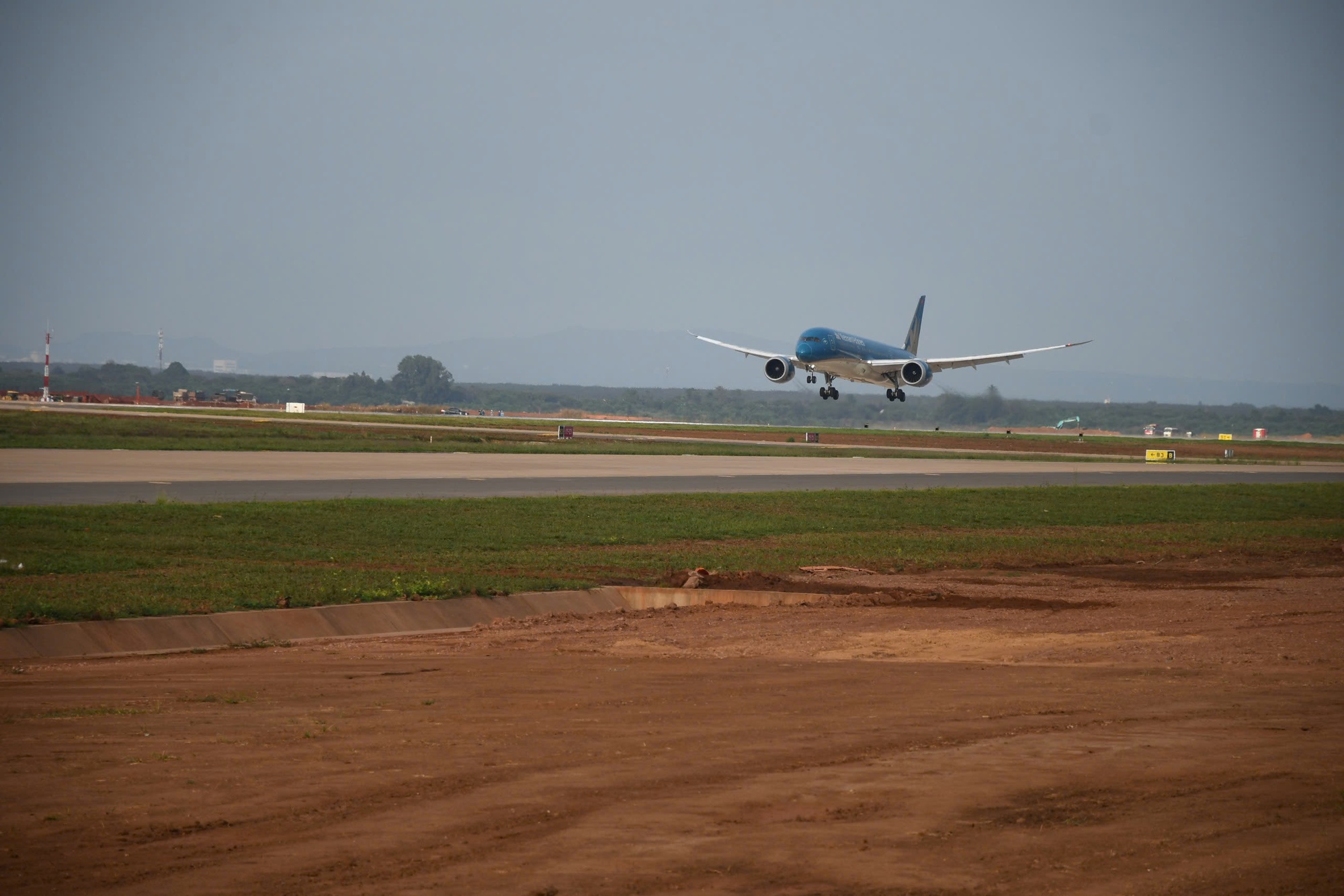 CLIP: Cận cảnh máy bay Boeing 787 vừa đáp xuống sân bay Long Thành - Ảnh 8.