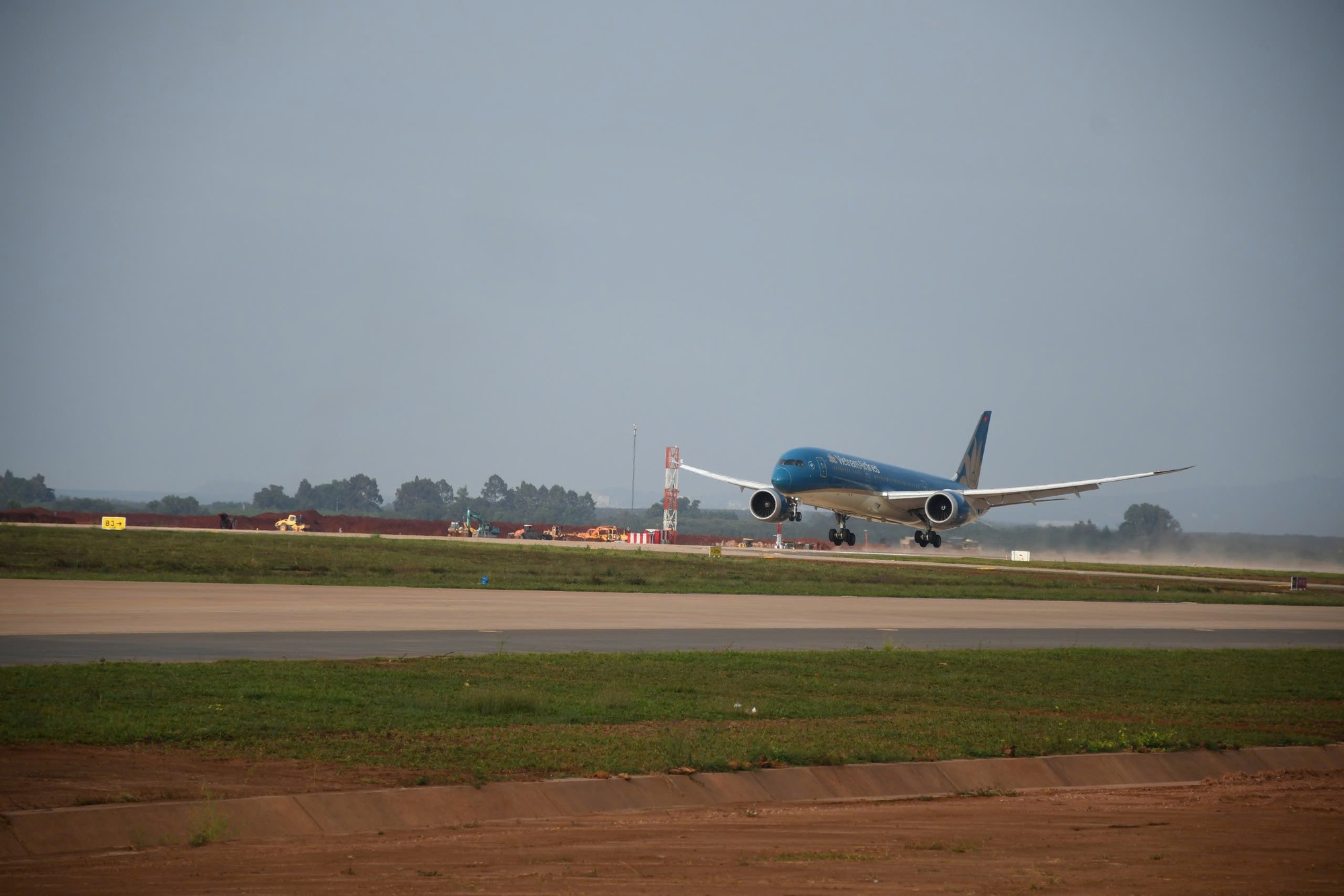 CLIP: Cận cảnh máy bay Boeing 787 vừa đáp xuống sân bay Long Thành - Ảnh 9.