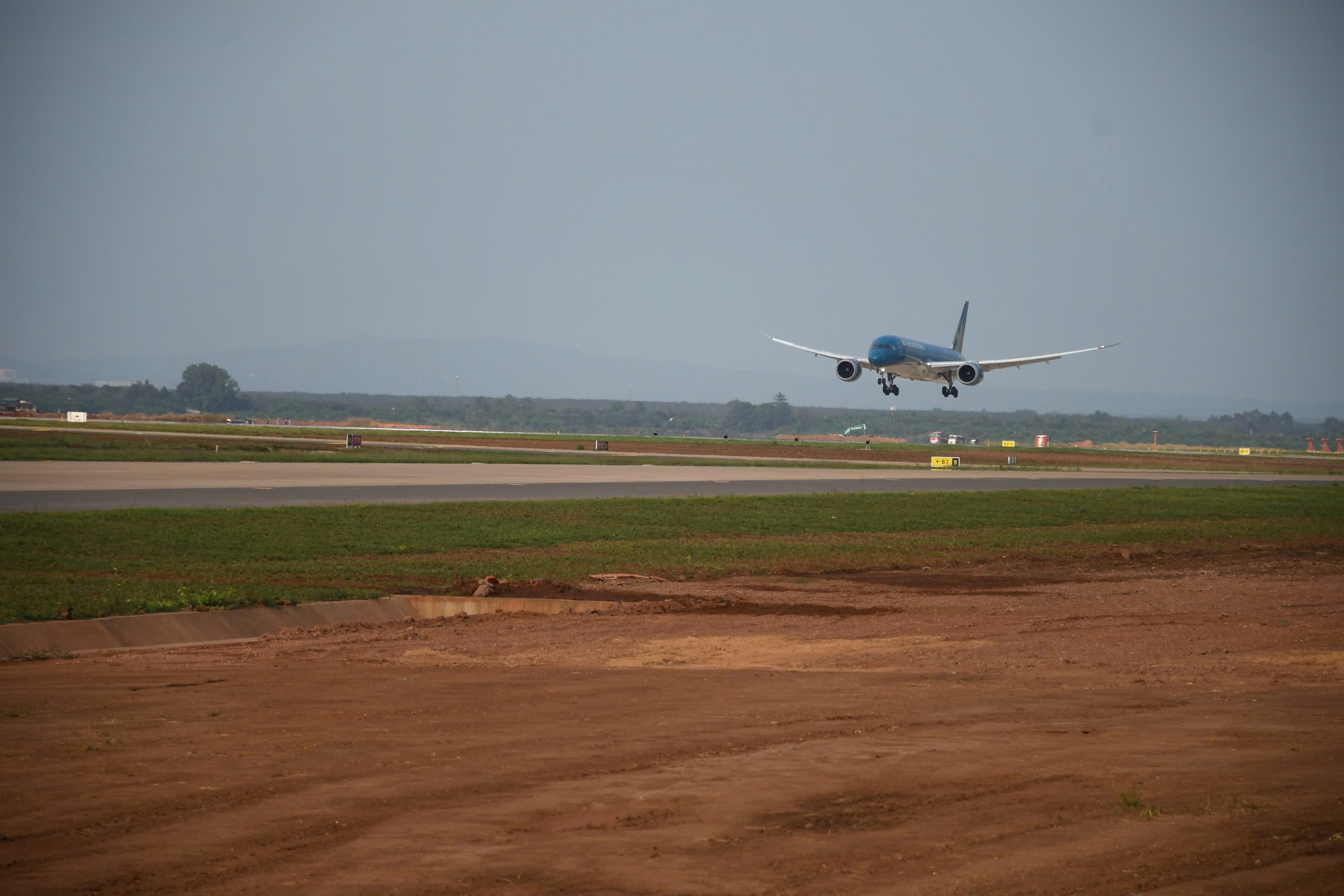CLIP: Cận cảnh máy bay Boeing 787 vừa đáp xuống sân bay Long Thành - Ảnh 13.