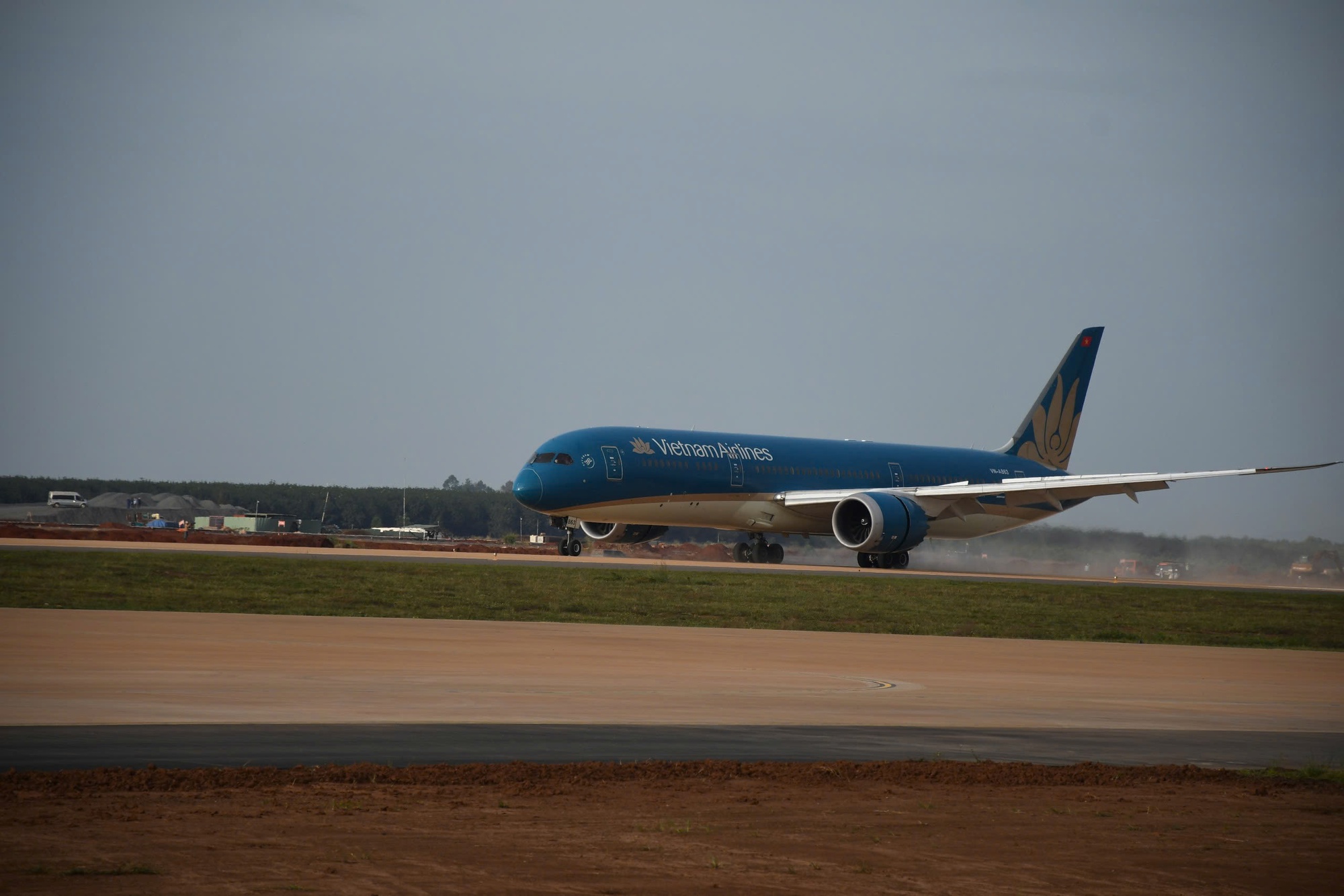 CLIP: Cận cảnh máy bay Boeing 787 vừa đáp xuống sân bay Long Thành - Ảnh 14.