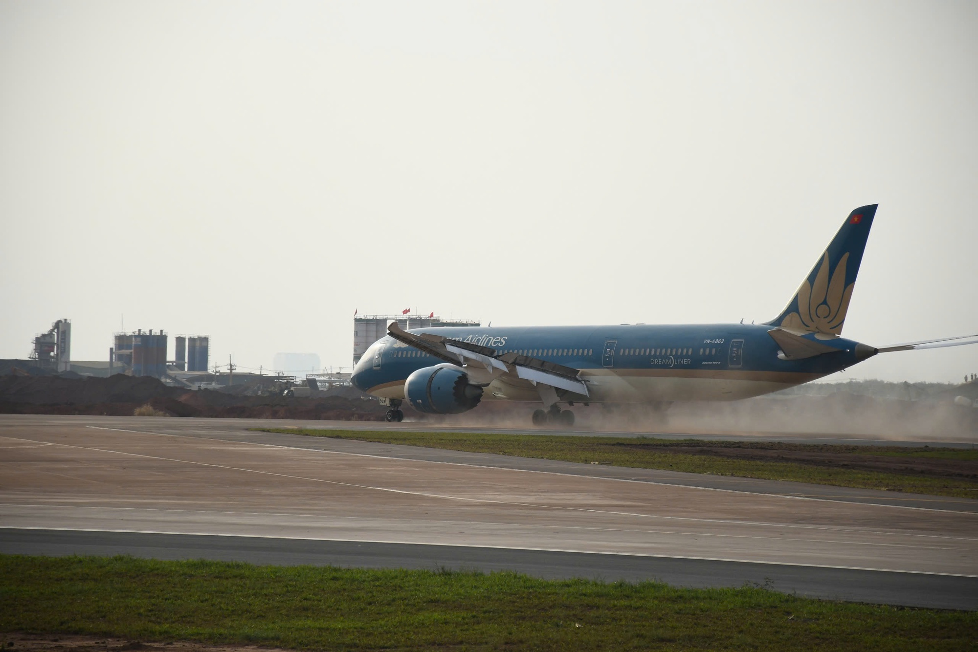 CLIP: Cận cảnh máy bay Boeing 787 vừa đáp xuống sân bay Long Thành - Ảnh 15.