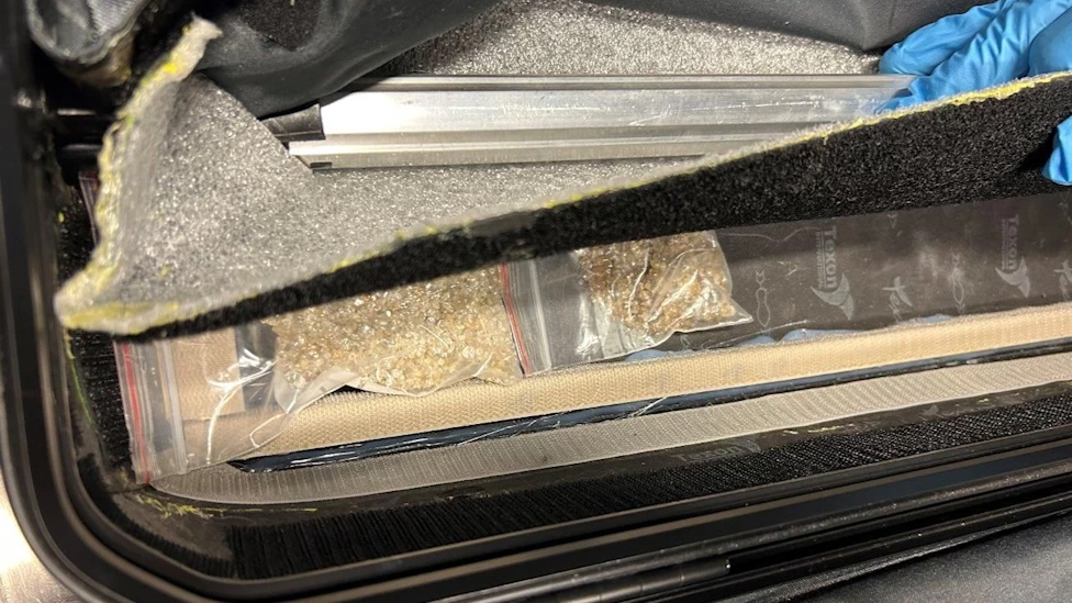 Du khách mang theo 11.000 viên kim cương trong hành lý xách tay bị bắt giữ tại Đức - Ảnh 1.