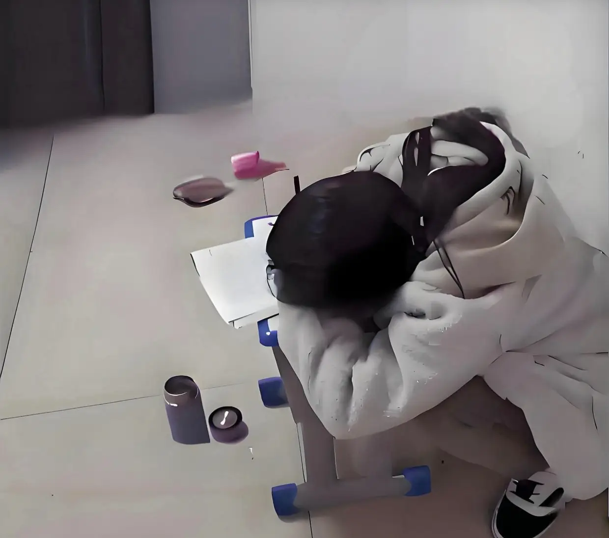 Học sinh phải nhập viện sau khi bị yêu cầu ra hành lang làm bài tập, phụ huynh tức giận đòi bồi thường hơn 350 triệu- Ảnh 1.