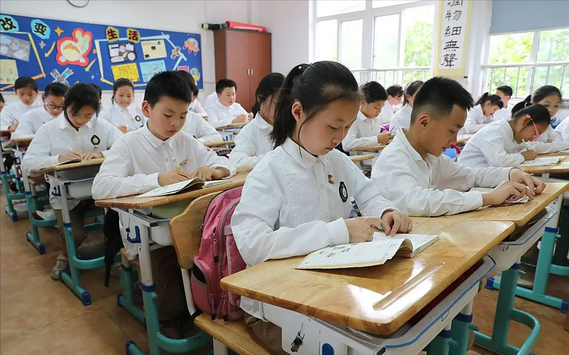 Học sinh phải nhập viện sau khi bị yêu cầu ra hành lang làm bài tập, phụ huynh tức giận đòi bồi thường hơn 350 triệu- Ảnh 2.