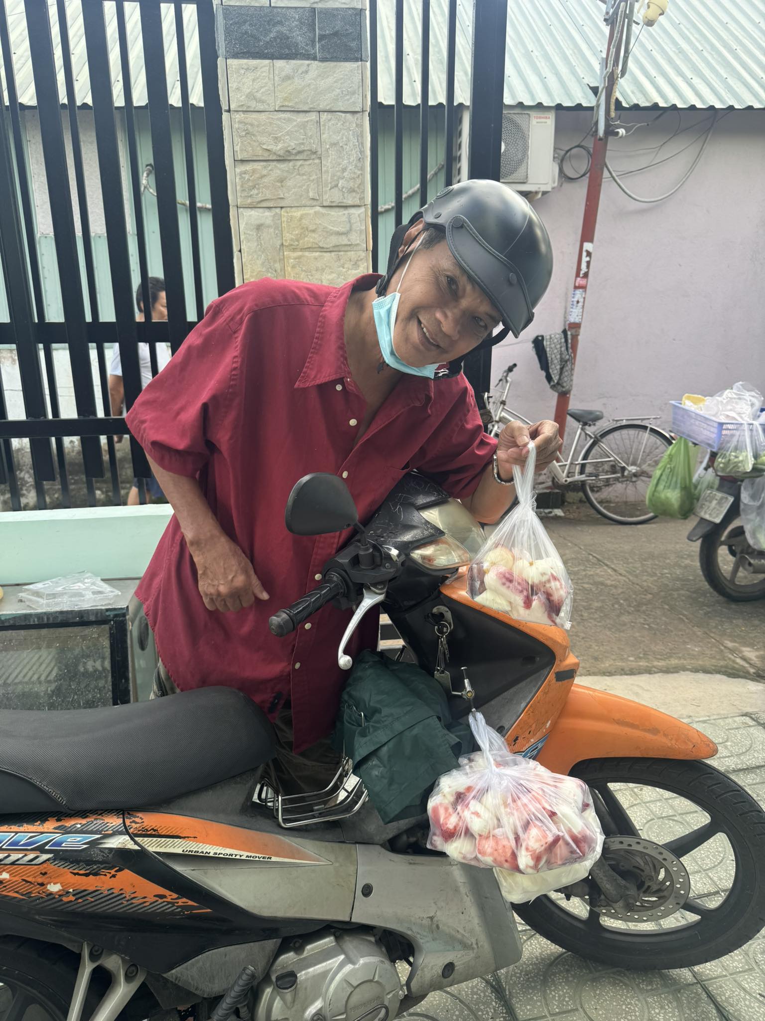 Nam diễn viên cả nước biết mặt nay làm shipper, chạy 30km giao hàng nhưng nhận cái kết chua xót- Ảnh 3. Nam diễn viên cả nước biết mặt nay làm shipper, chạy 30km giao hàng nhưng nhận cái kết chua xót- Ảnh 3.