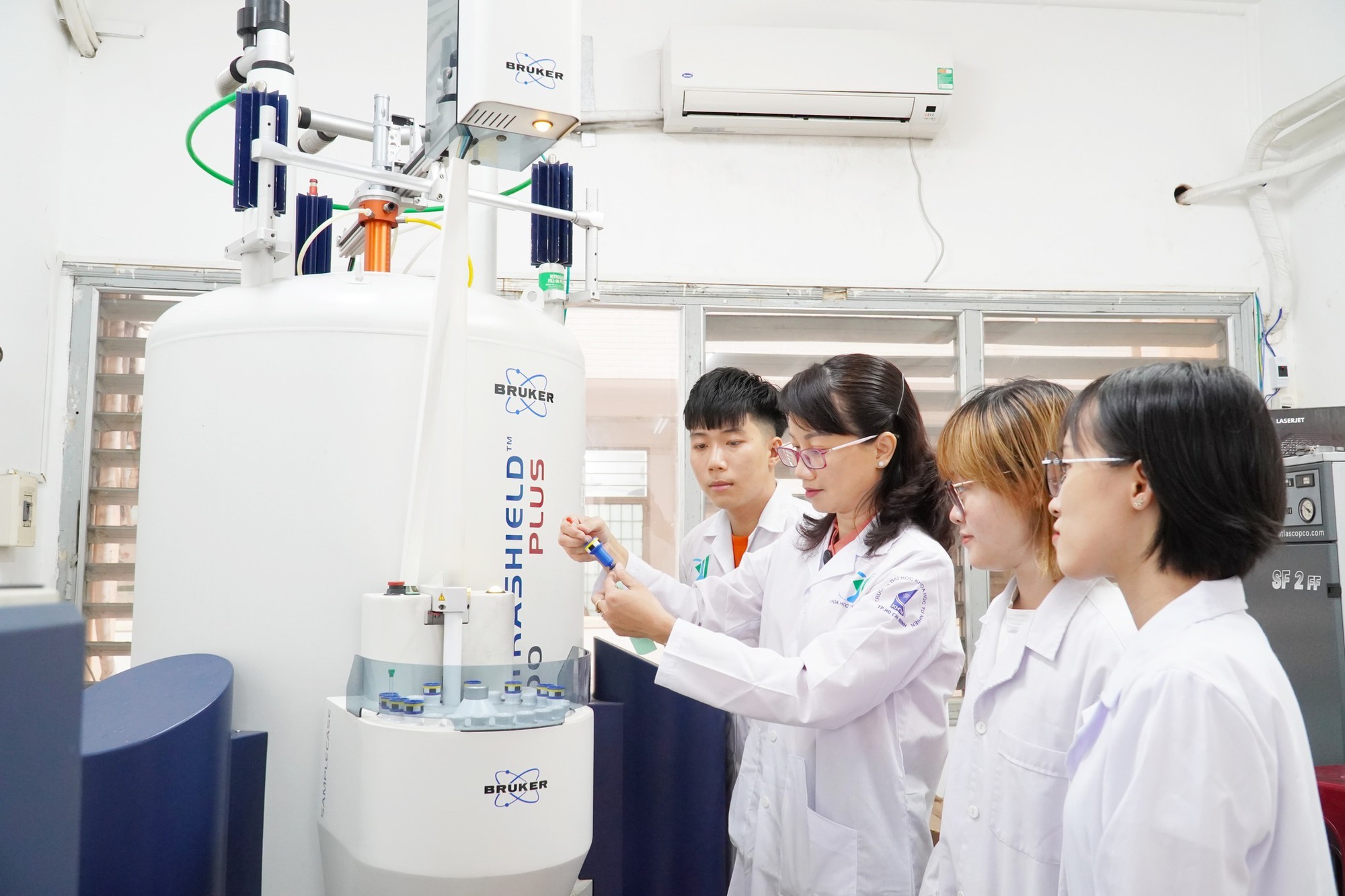 Chân dung nữ giám đốc đầu tiên của ĐHQG TPHCM - Ảnh 2.