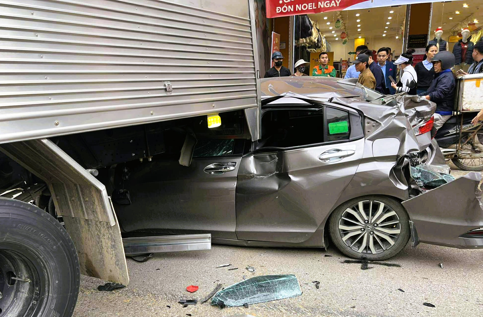 6 ô tô tông liên hoàn trên Quốc lộ 1A, 1 ô tô bẹp dúm - Ảnh 1.