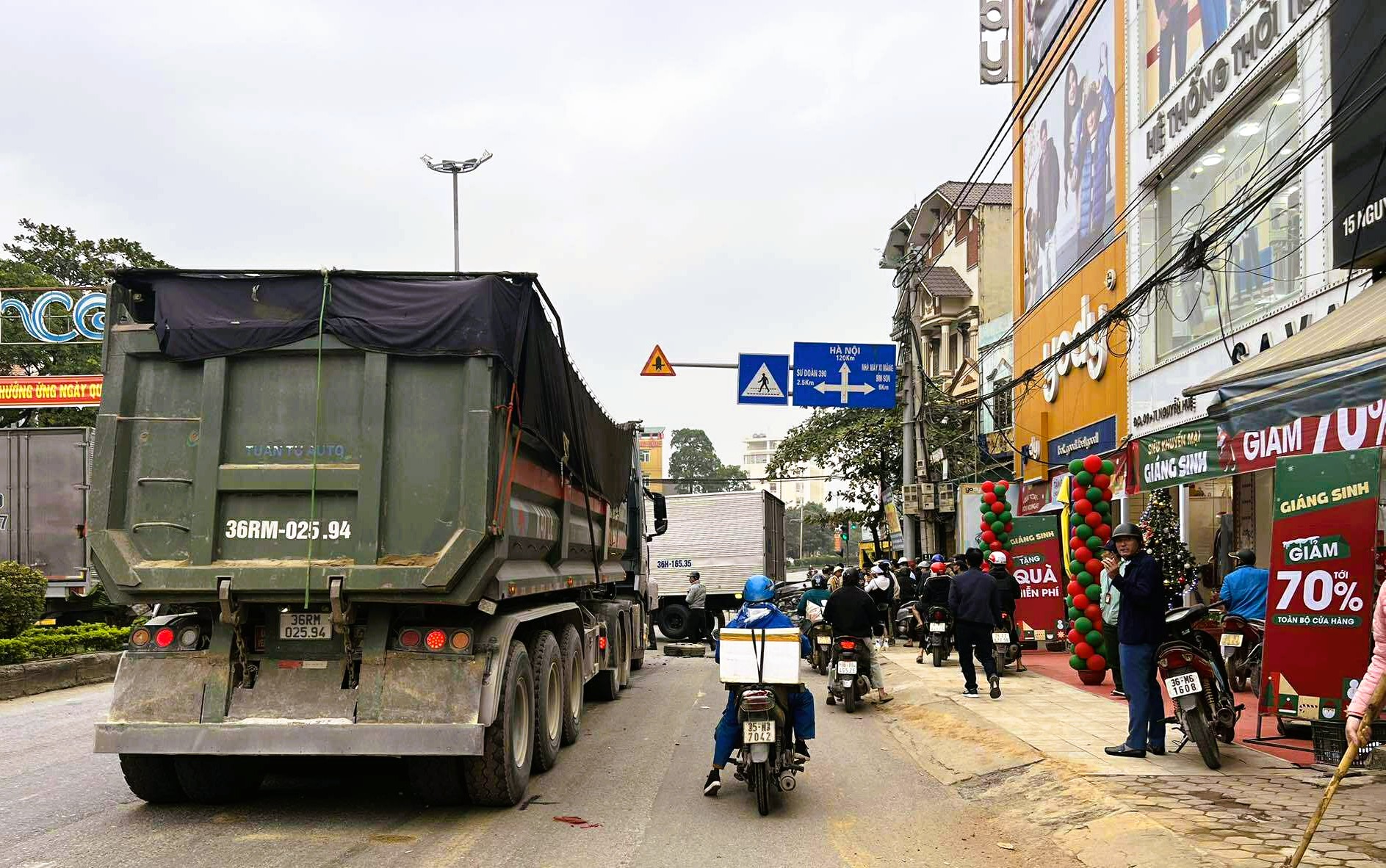 6 ô tô tông liên hoàn trên Quốc lộ 1A, 1 ô tô bẹp dúm - Ảnh 2.