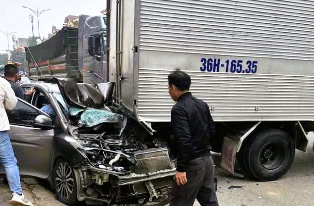 6 ô tô tông liên hoàn trên Quốc lộ 1A, 1 ô tô bẹp dúm - Ảnh 5.