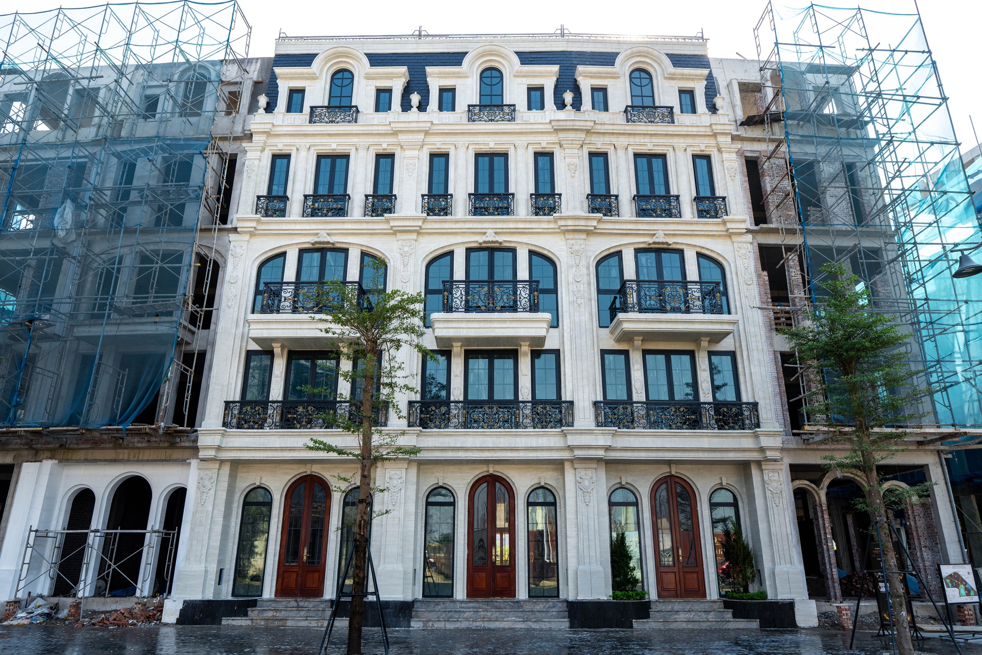 Cận cảnh dự án nhà phố "chuẩn châu Âu" từ viên đá lát vỉa hè của Sunshine Group tại phía Tây Hà Nội - Ảnh 1.