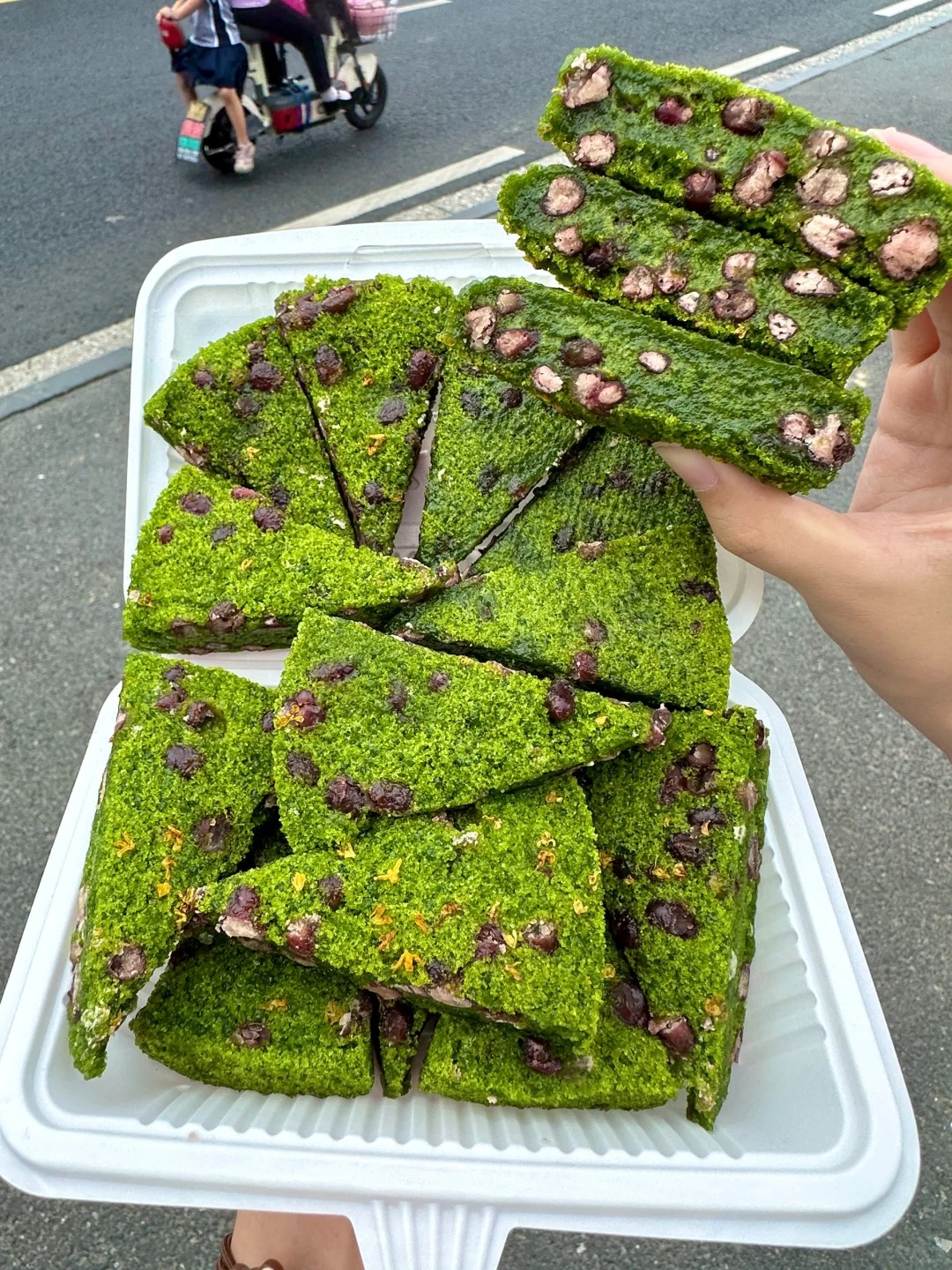 Tưởng là matcha nhưng không phải: Món bánh "xanh mướt" dẻo quẹo đang khiến hội chị em mê đồ Trung lùng sục - Ảnh 9. Tưởng là matcha nhưng không phải: Món bánh "xanh mướt" dẻo quẹo đang khiến hội chị em mê đồ Trung lùng sục - Ảnh 9.