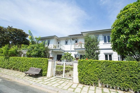 Nữ nghệ sĩ Việt là "đại gia đất mỏ", 45 tuổi lấy chồng, BĐS trải dài từ Nam ra Bắc- Ảnh 3. Nữ nghệ sĩ Việt là "đại gia đất mỏ", 45 tuổi lấy chồng, BĐS trải dài từ Nam ra Bắc- Ảnh 3.