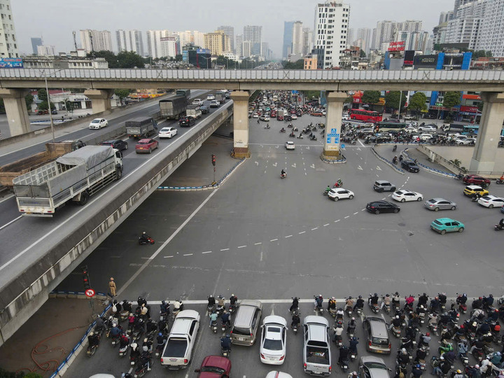 Camera AI ở Hà Nội 'zoom' tới 700m, lưu dữ liệu 75 ngày hỗ trợ truy vết vi phạm- Ảnh 1.