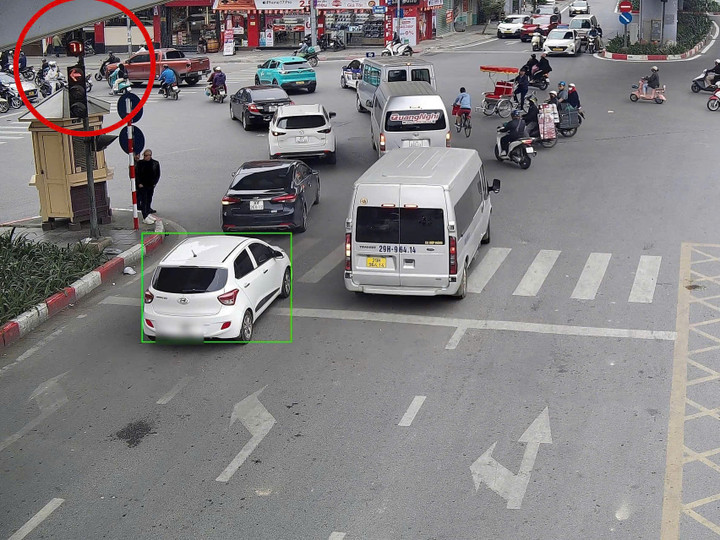 Camera AI ở Hà Nội 'zoom' tới 700m, lưu dữ liệu 75 ngày hỗ trợ truy vết vi phạm- Ảnh 2.