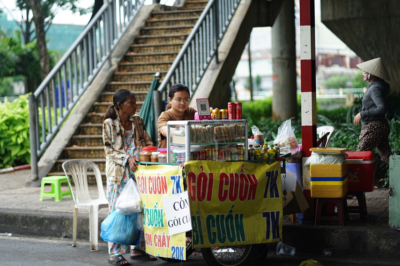 Xe gỏi cuốn 7.000 đồng của mẹ Ngọc Trinh ở TP.HCM: "Con còn tương lai, mẹ thì hết rồi"- Ảnh 1. Xe gỏi cuốn 7.000 đồng của mẹ Ngọc Trinh ở TP.HCM: "Con còn tương lai, mẹ thì hết rồi"- Ảnh 1.