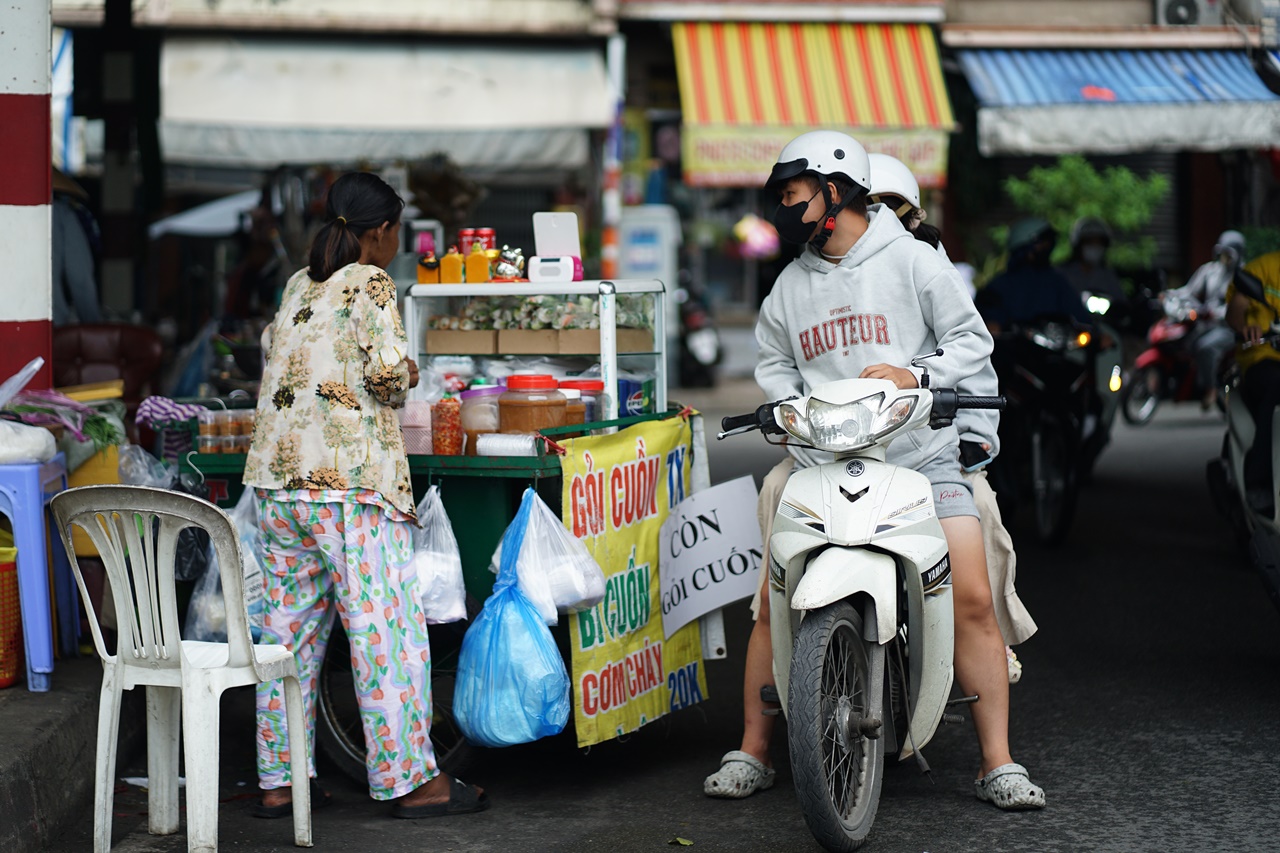 Xe gỏi cuốn 7.000 đồng của mẹ Ngọc Trinh ở TP.HCM: "Con còn tương lai, mẹ thì hết rồi"- Ảnh 4. Xe gỏi cuốn 7.000 đồng của mẹ Ngọc Trinh ở TP.HCM: "Con còn tương lai, mẹ thì hết rồi"- Ảnh 4.